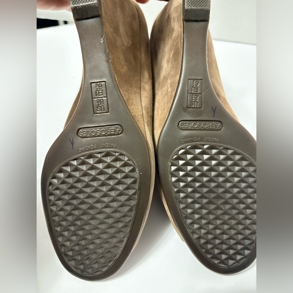 AEROSOLES Suede Sound Wave Comfort Heel Tan Wedge Heels Adjustable Velcro Strap - Picture 9 of 10